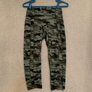 TYC Capri Camo Heart Booty Leggings